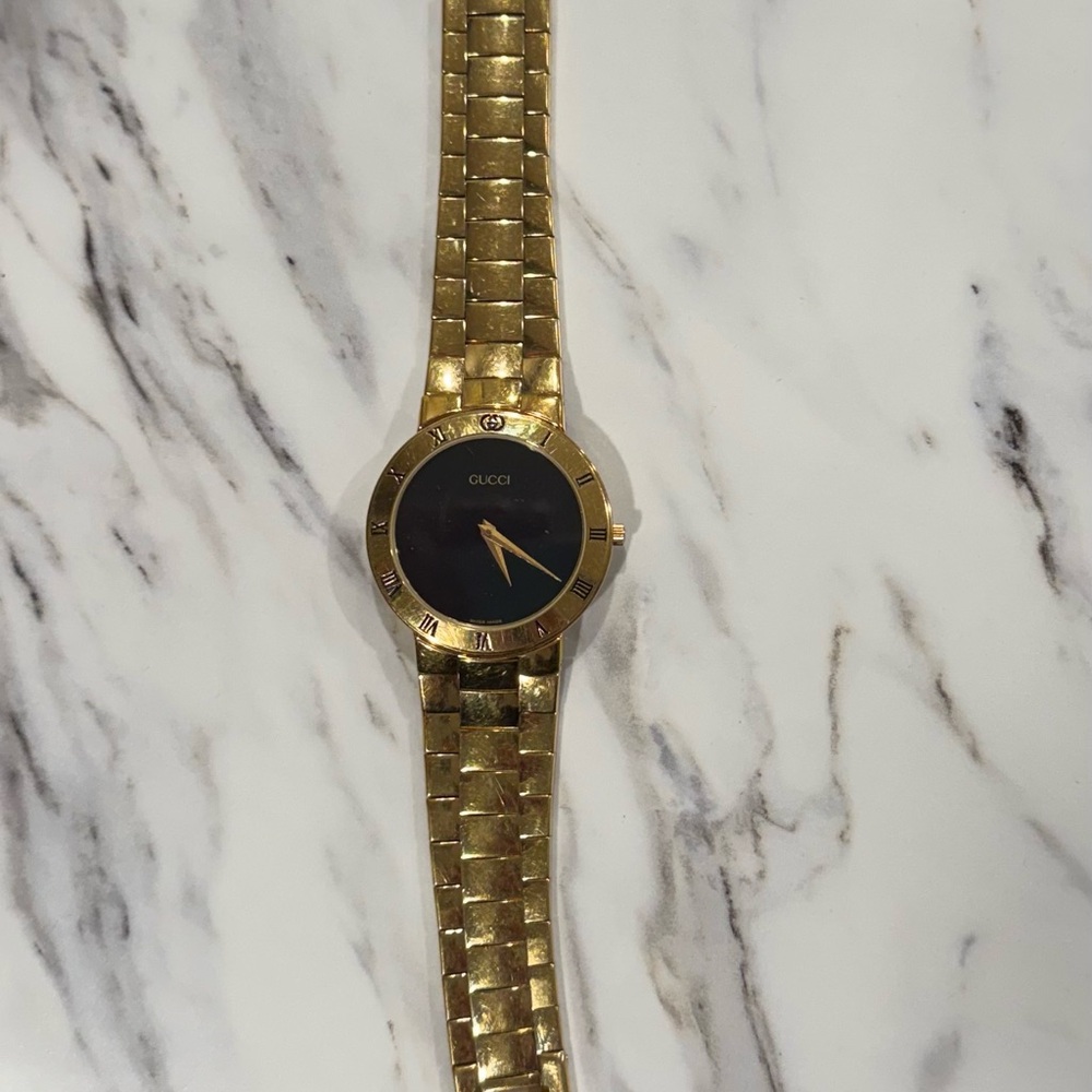 Gucci Luxurious Gold and Black Timepiece